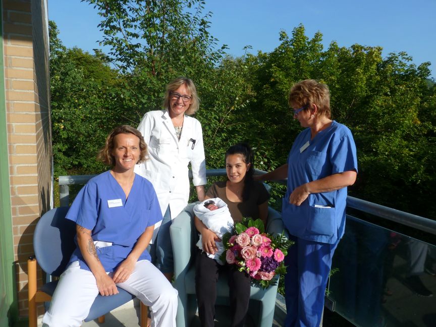 Anja Hübner, Pflegerin der Wochenstation an der Herrenberger Klinik, CÄ Dr. Ines Vogel, Ezgi Süküt mit der kleinen Alisa Masal und Hebamme Gisela Kaiser (von links). Bild: z