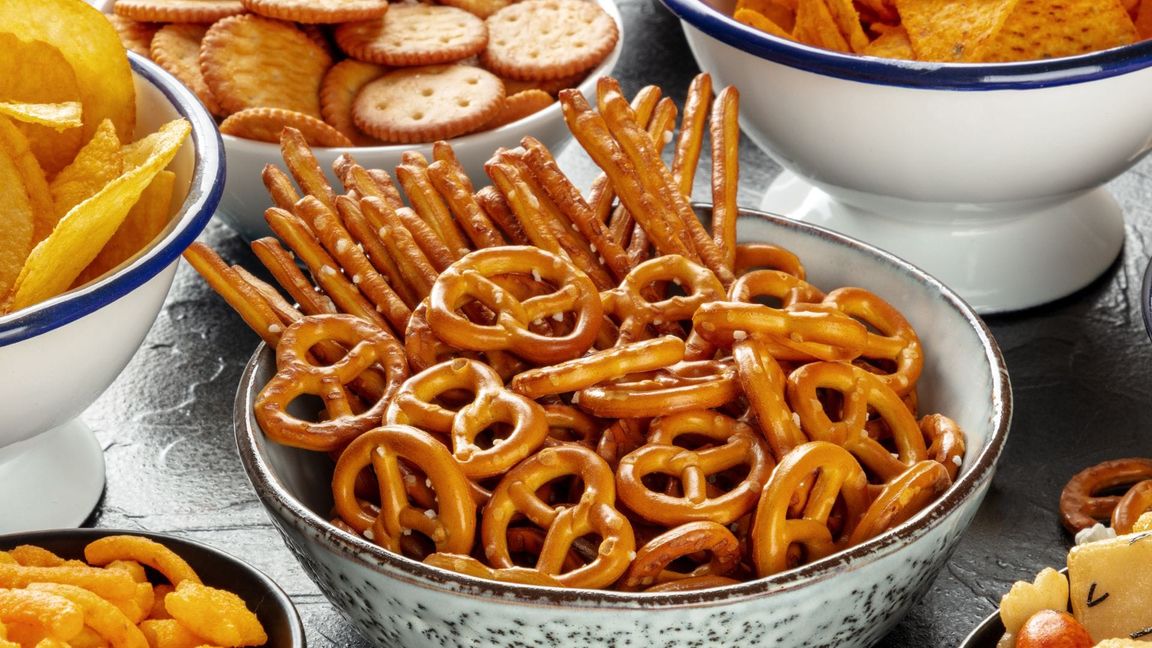 Kindersnacks locken mit bunten Verpackungen und ansprechenden Namen, enthalten aber oft mehr Salz, als gedacht (Symbolfoto).