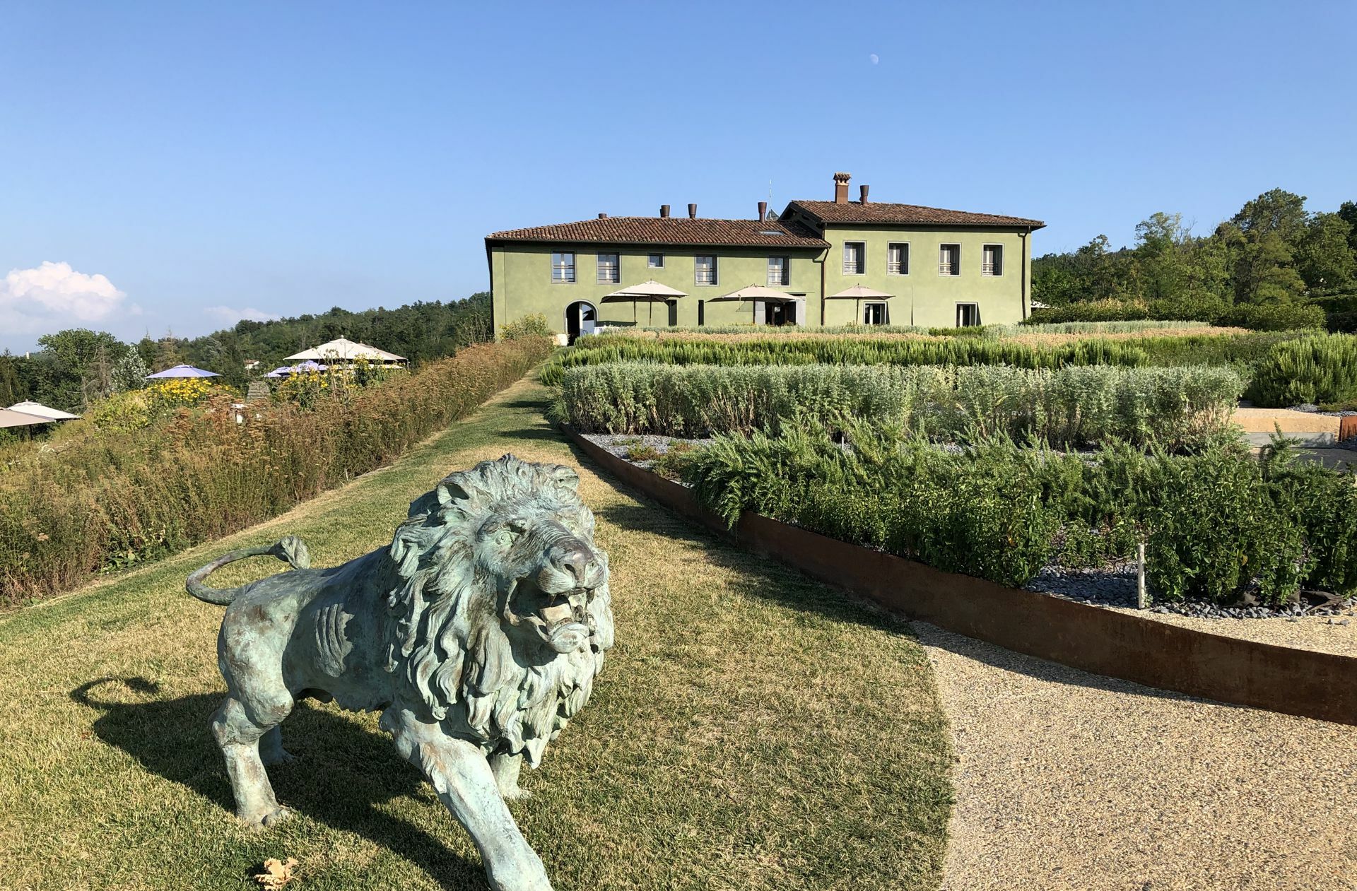Zum Agrotourismus Locanda La Raia gehören Weinberge und eine biodynamische Farm mit Bienen und Rindern. Die Mailänder Familie Rossi Cairo  betreibt hier ein Weingut und ein Restaurant. Auch ein Waldorfkindergarten befindet sich auf dem Gelände.