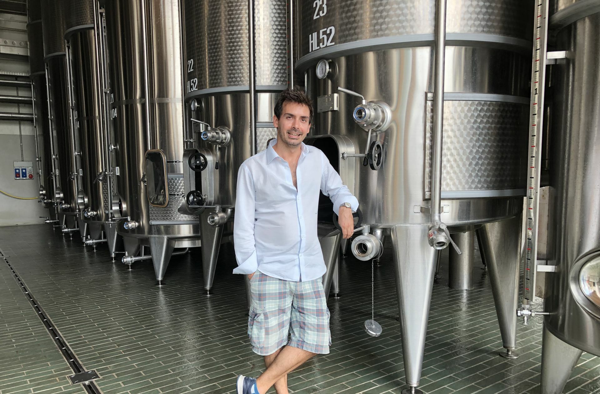 Piero Rossi Cairo betreibt das biodynamische Weingut seines Vaters, eines reichen Mailänder Unternehmers. Produziert werden der Weißwein Gavi und der Rotwein Barbera.