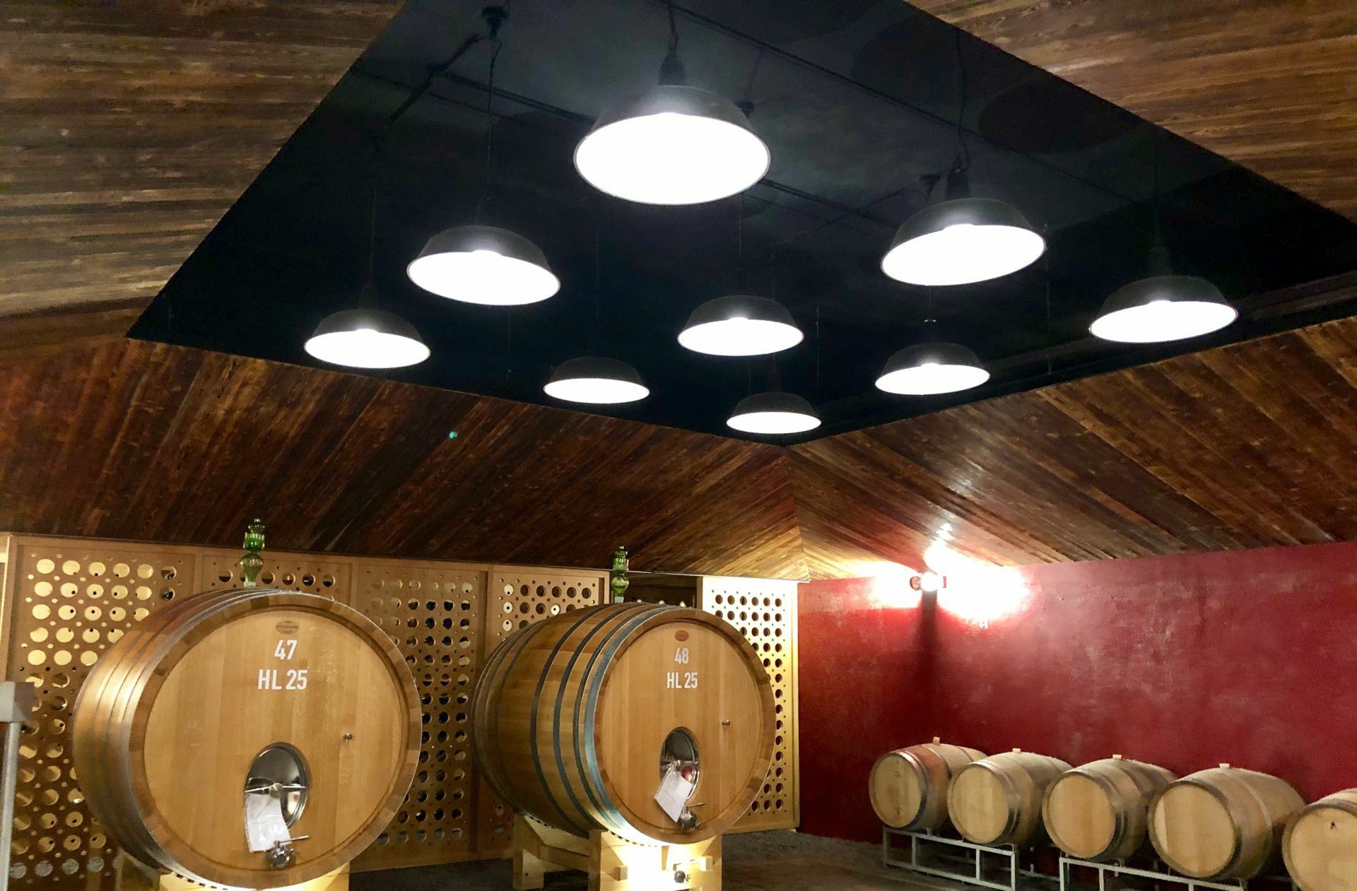 Das Weingut La Raia mit seinen hypermodernen Weinkellern produziert 70.000 Flaschen jährlich und machte im vergangenen Jahr eine Million Euro Umsatz.