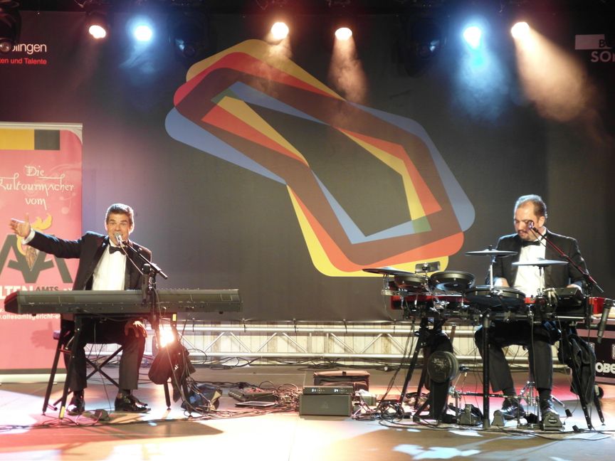 Unter dem Motto „Notenlos durch die Nacht – Das große Wunschkonzert“ waren die Musik-Kabarettisten Bastian Pusch und Andreas Speckmann in der Böblinger Alten Tüv-Halle zu Gast.    Bild: Staber
