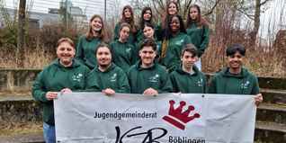 Der frisch gewählte Jugendgemeinderat. Vorne: Vincent Koch, Ilias Baumann, Nebinuh Alhan, Ivo Komljenović, Nachiketha Karthik. In der Mitte: Amély Divet, Ceyla Ulubas, Gabrijela Islamovic, Erika Atomon. Und hinten: Alea Beqiri, Amanda Gutierrez, Nadine Schneider, Ksenia Kurkova. Nicht auf dem Bild sind Sofiia Chebotarova, Kyrylo Ivchenko, Dario Petrašević und Yuliia Kim.