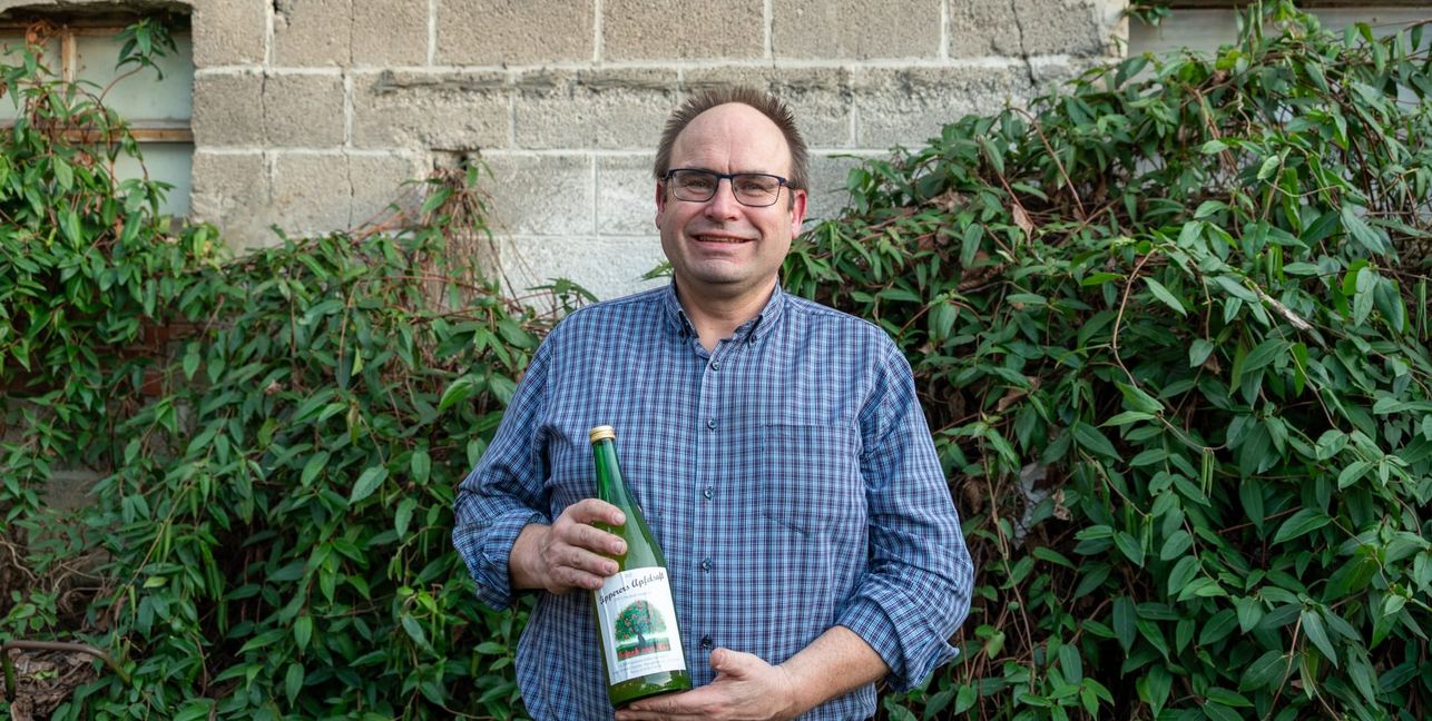 Eberhard Zipperer setzt bei seinem Apfelsaft auf Flaschenabfüllung.