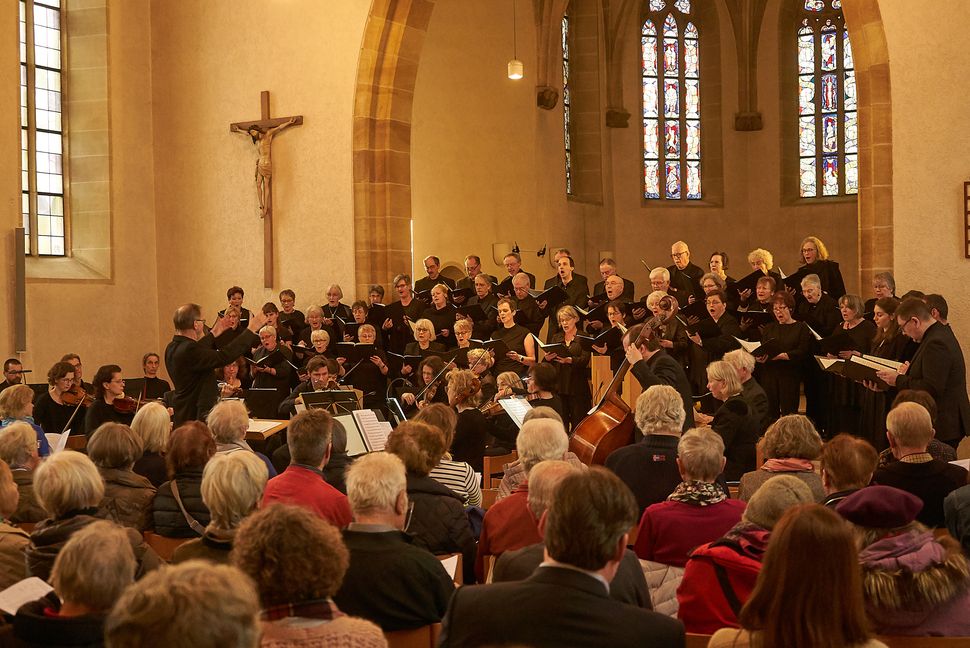 Gesteckt voll war die Stadtkirche beim Konzert der Kantorei unter Leitung von Eckhart Böhm.     Bild Heiden
