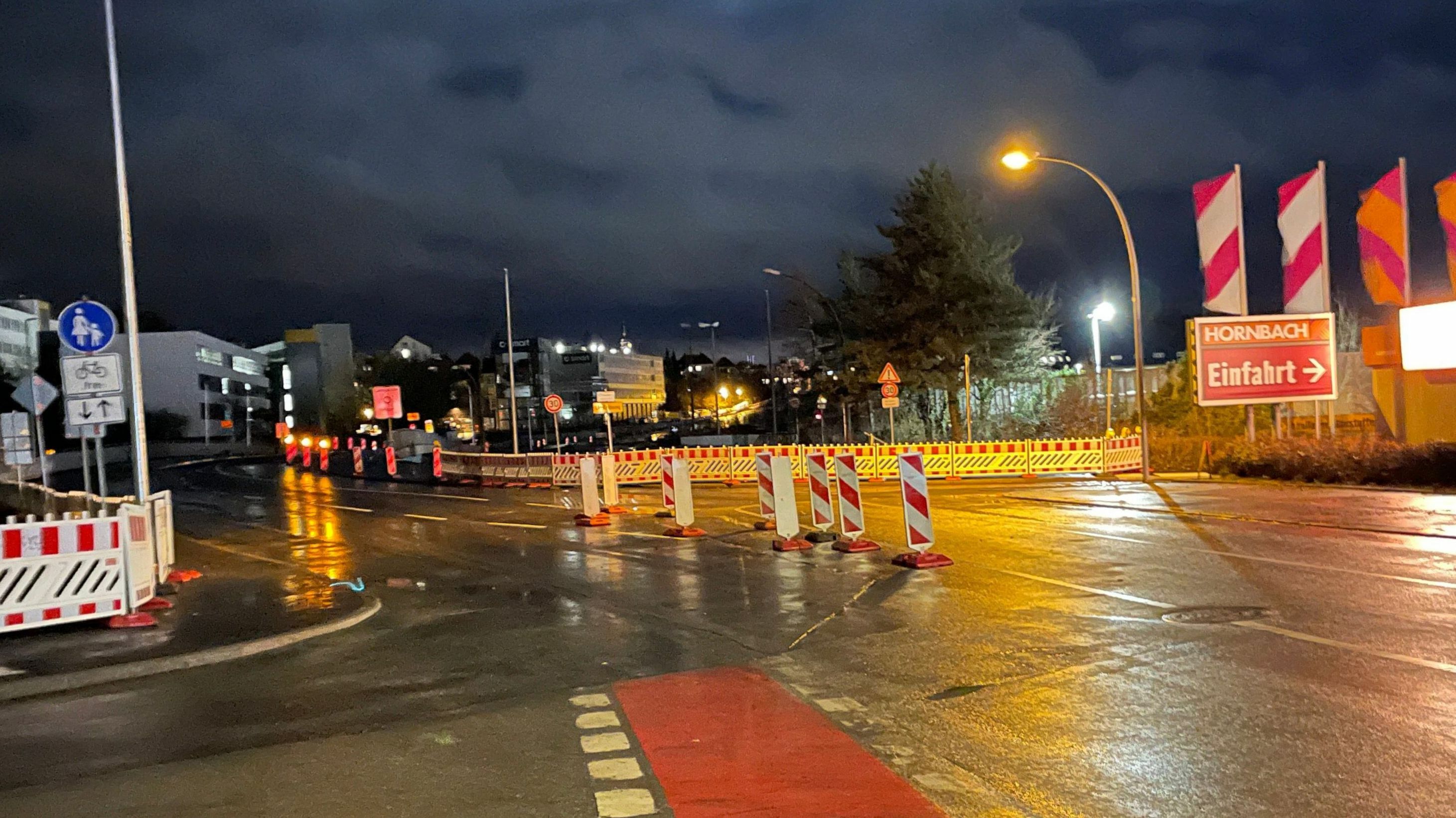 Freie Fahrt: Gegen 19.30 Uhr wurde die Brücke für den Verkehr freigegeben. Fußgänger und Radfahrer können nur die auf dem Bild linke Seite nutzen. Bild: Dettenmeyer