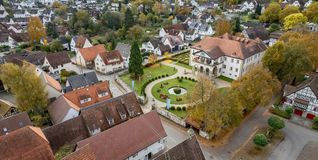 Das Gebiet links vom Schloss wird vermessen.
