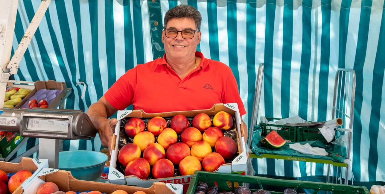 Gino Anzalone steht mit seinen Früchten seit über 10 Jahren auf dem Wochenmarkt.Bild: Nüßle
