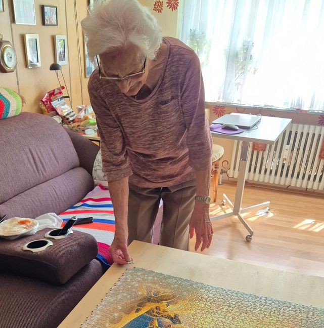 Königlicher Abschluss: Gerda Steingart setzt das letzte Teil ein – es gehört zum König der Löwen-Motiv, einem von zehn Disney-Klassikern im XXL-Puzzle.