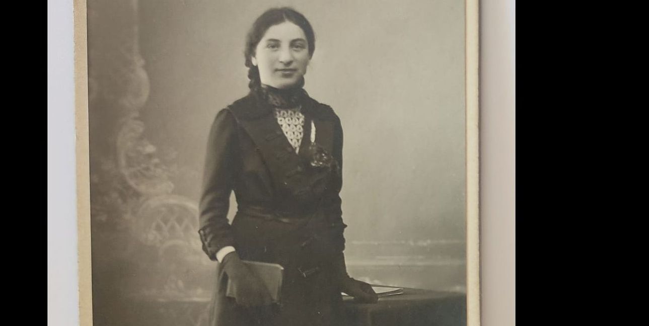 Das Foto von Lucie Illfelder wurde zum Anlass ihrer Konfirmation 1913 aufgenommen.