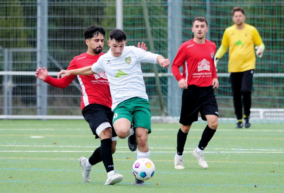 Der Holzgerlinger Kaan Coskun  (Mitte) setzt sich zwei Spieler der Spvgg Feuerbach durch. Der Tabellenführer gibt sich keine Blöße.