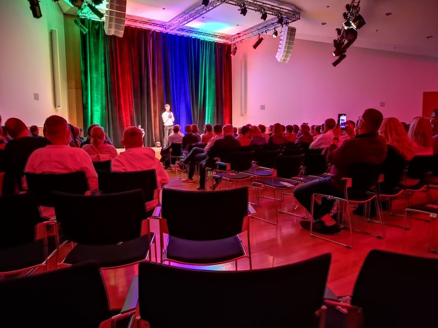 Der hessische Kabarettist Martin "Maddin" Schneider, vor Jahren schon zu Gast im Alten Amtsgericht auf dem Schlossberg, war diesmal beim Böblinger Sparkassenforum.    Bild: Schilpp