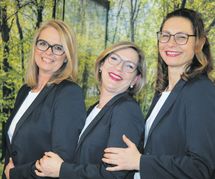 Budget und Bedürfnisse immer im Blick: Die Bad-Expertinnen Gerti Strobel, Vera Betz und Maria-Luise Hölzle beraten
Hausbesitzer bei der Gestaltung ihres persönlichen Traumbades.