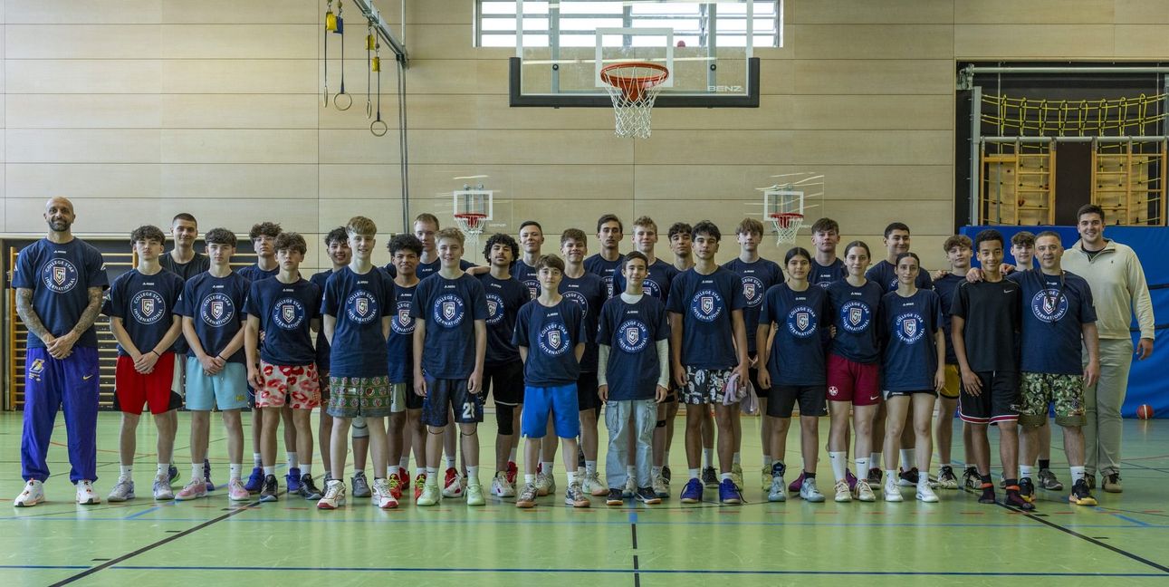 Gemeinsames Gruppenbild in der Sporthalle der Gemeinschaftsschule Eichholz.