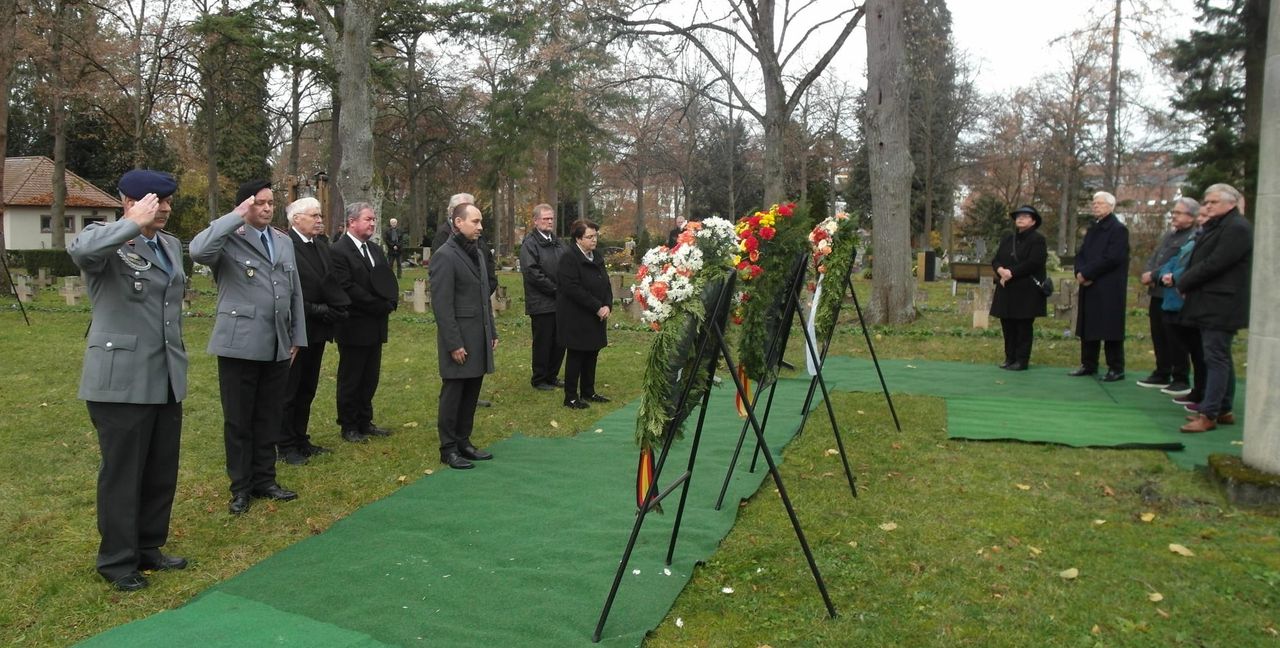 Oberbürgermeister Dr. Stefan Belz gedenkt auf dem Alten Friedhof der Opfer von Krieg und Gewalt.