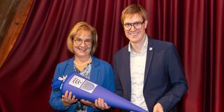 Zum Diensantritt gab es von OB Kleemann eine Schultüte.