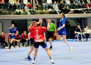 Auch die fünf Treffer von Julia Stauder (beim Sprungwurf) konnten die 25:33-Niederlage der HSG Böblingen/Sindelfingen gegen die SG H2Ku Herrenberg nicht verhindern.