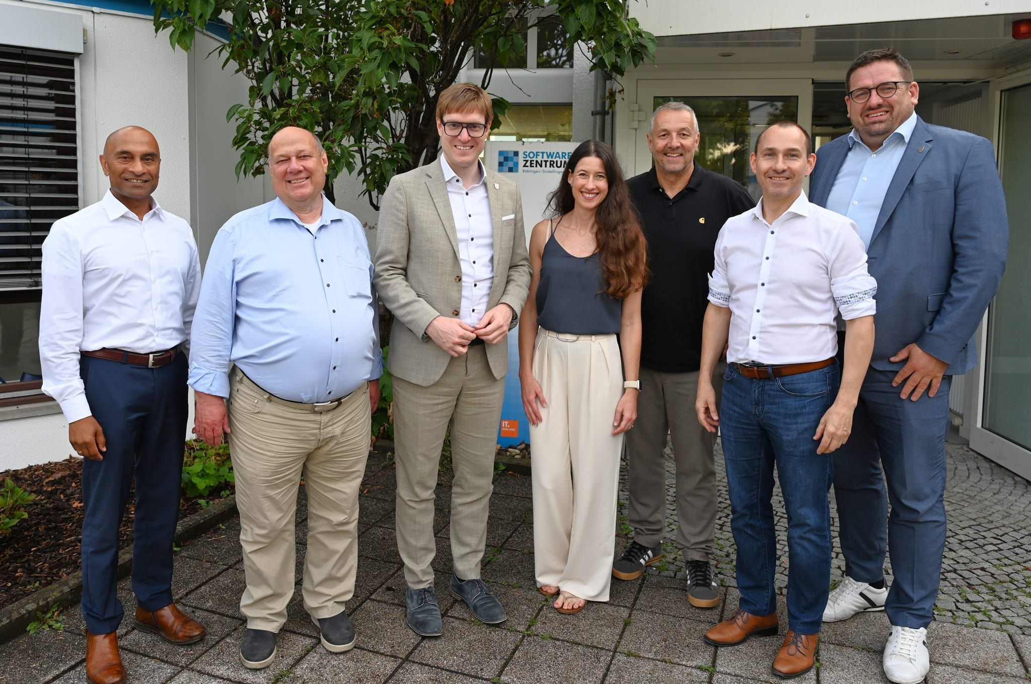 Freuen sich über 30 Jahre Softwarezentrum Böblingen/Sindelfingen (von links): Dominic Schaudt, Harald Grumser, Markus Kleemann, Dr. Kathrin Steinbrink, Hans-Ulrich Schmid, Dr. Stefan Belz und Felix Rapp.
