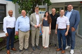 Freuen sich über 30 Jahre Softwarezentrum Böblingen/Sindelfingen (von links): Dominic Schaudt, Harald Grumser, Markus Kleemann, Dr. Kathrin Steinbrink, Hans-Ulrich Schmid, Dr. Stefan Belz und Felix Rapp.