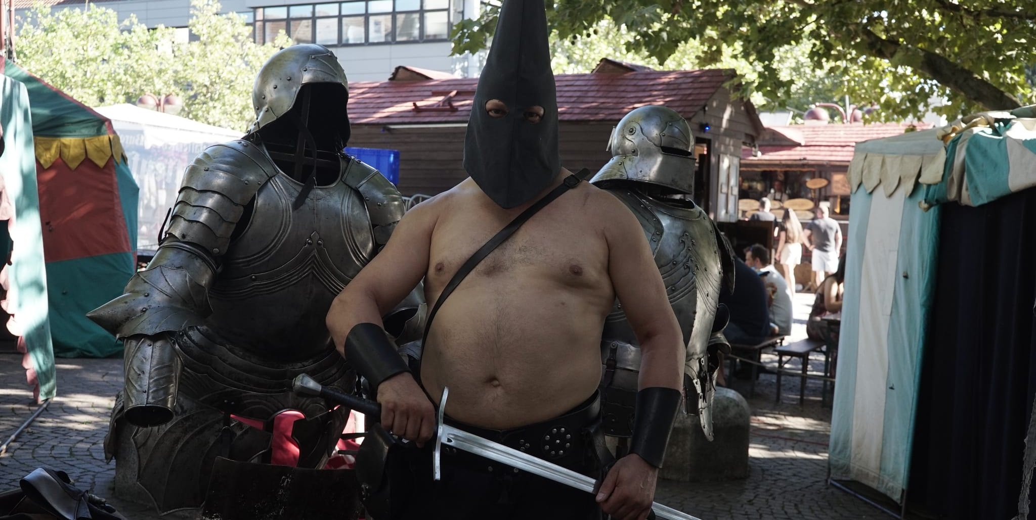So stellt man sich einen „Vollstrecker“ vor. Oder einen Henker.