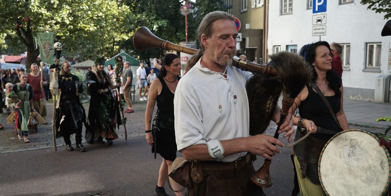 Ein Zug mit „Gewandeten“ zog vom Marktplatz über die Planie und Lange Straße und die Untere Vorstadt wieder zurück zum Planiedreieck.