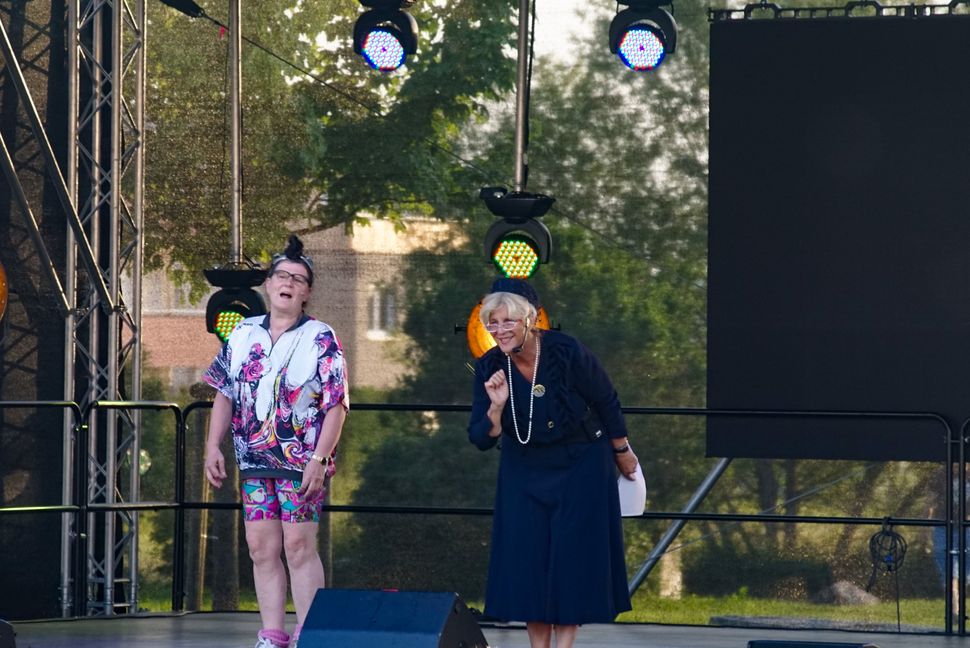 Das sind zwei Drittel der „Kleinen Schwobakomede: Xonga, gschwätzt ond glacht!“ mit Birgit Pfeiffer, Friedel Kehrer und Markus Zipperle bei „Kultur im Freien“ in Holzgerlingen.     Bild: Dettenmeyer