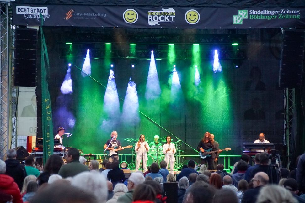 Mit den Songs von Pink Floyd bestritt die Band Cosmic Banditos das in diesem Jahr dritte "Sindelfingen rockt"-Konzert bei Möbel Hofmeister.     Bild: Dettenmeyer