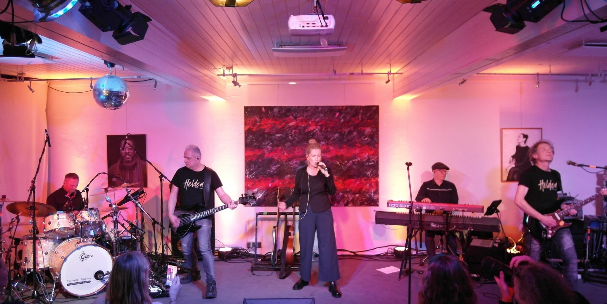 Chris Kern, Rudi Morgana, Franziska Kleinert, Rainer Scheithauer und Matthias Großmann (von links) haben beim Kulturnetzwerk  Blaues Haus am Böblinger Postplatz als „Franziska und Band“ Deutschrock präsentiert, der auf faszinierende Weise Lebenserfahrung mit einem party-kompatiblem Sound kombiniert.