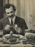 Das Deutsche Fleischermuseum auf dem Böblinger Marktplatz zeigt die Ausstellung „Alte Schinken – Eine Retrospektive des Zukünftigen“. Die Eröffnung am Donnerstag, 7. April beginnt um 19 Uhr im Bären-Kino (Eintritt frei) mit KI-generierten Kunstfilmen, anschließend geht es ins Fleischermuseum. Zu sehen bis zum 12. Oktober: Mittwoch bis Freitag von 15 bis 18?Uhr, Samstag von 13 bis 18 Uhr, Sonn- und Feiertag von 11 bis 17 Uhr.