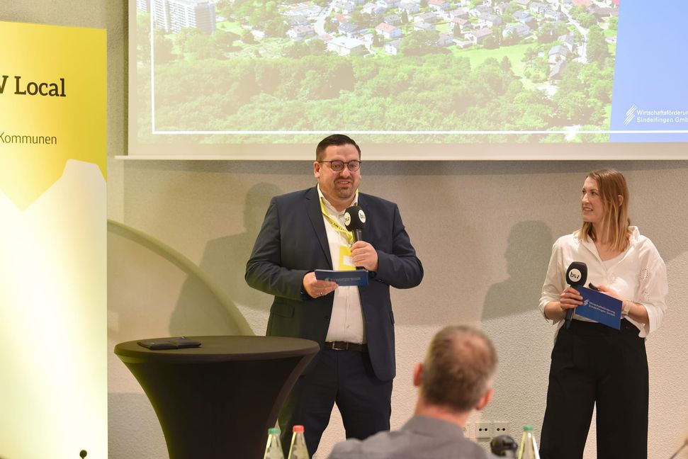 Felix Rapp, Geschäftsführer der WSG und Vera Nikolow, Referentin Industrie, Handwerk, Gewerbe, Dienstleistung bei der WSG, präsentieren bei „Start-up BW Local“ ihr Konzept zur Förderung von Gründenden in Sindelfingen.
