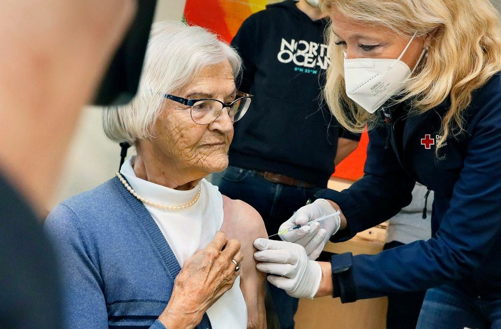 Die 92-jährige Wilhelmine Betz hält still, als die Tübinger Notärztin Lisa Federle die Spritze ansetzt.