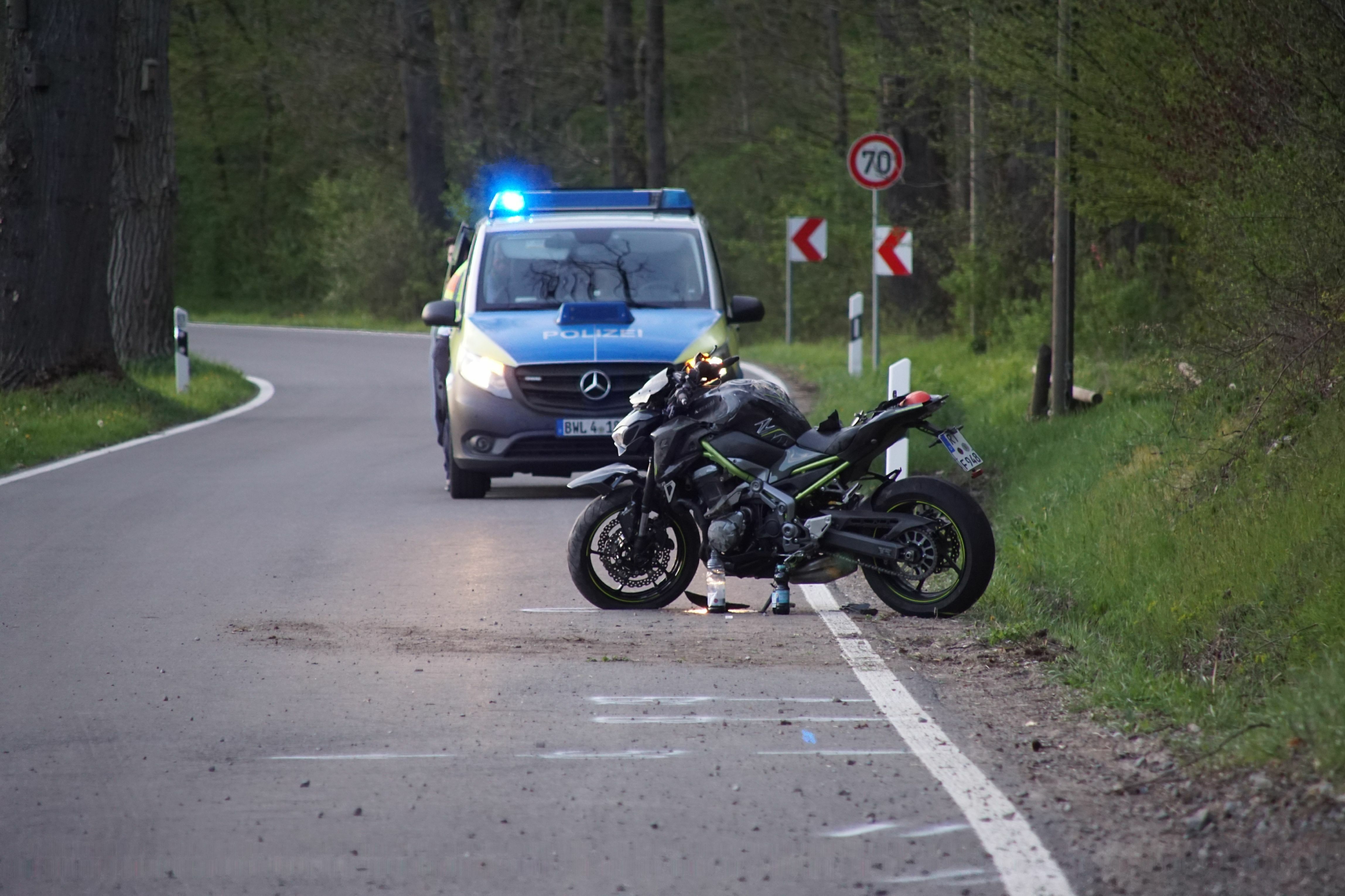 Der Motorradfahrer wurde schwer verletzt und ins Krankenhaus gebracht. Bild: SDMG/Dettenmeyer
 SDMG