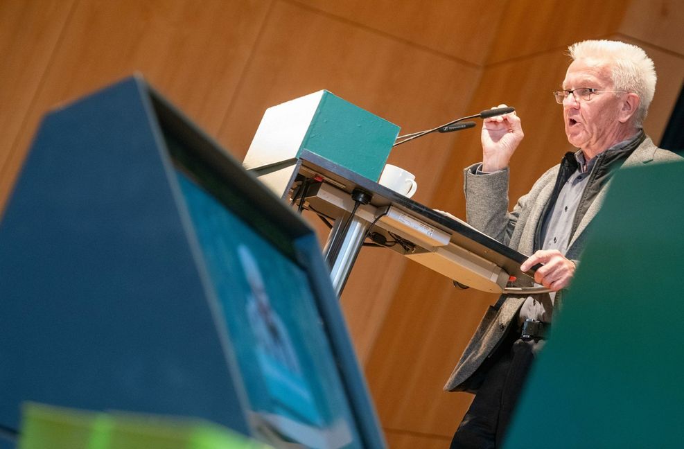 Winfried Kretschmann warb vor seinen Parteikollegen für die Kompromisse der Ministerpräsidentenkonferenz.