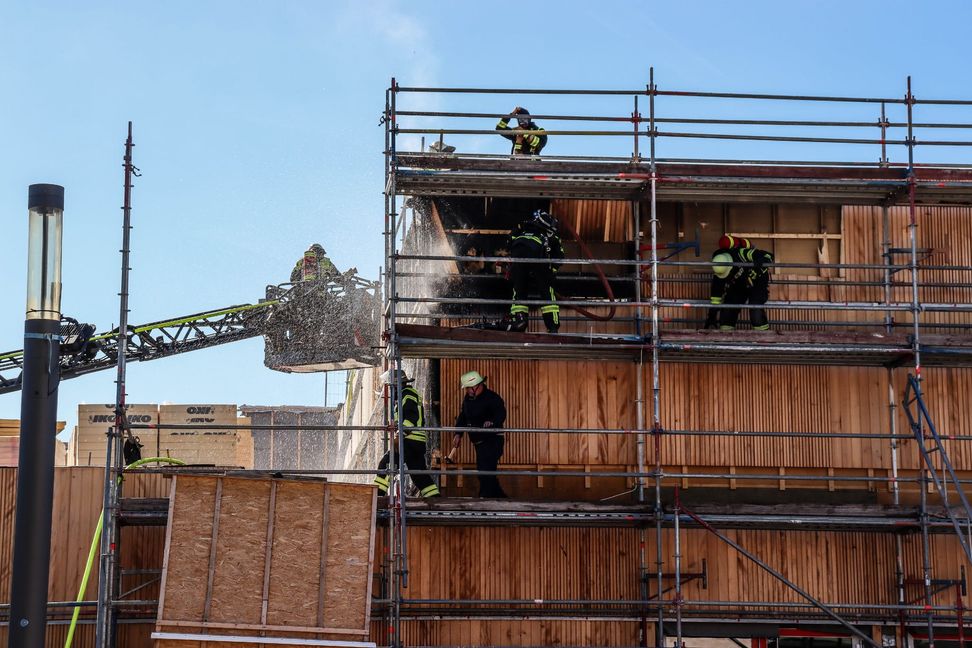 Die Feuerwehr beim Einsatz im Schulzentrum in der Rankbachstraße.