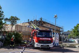 Die Feuerwehr beim Einsatz im Schulzentrum in der Rankbachstraße.