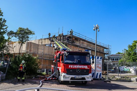 Die Feuerwehr beim Einsatz im Schulzentrum in der Rankbachstraße.