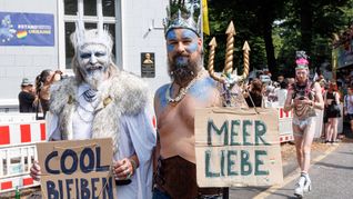 Cool bleiben: Der Appell eines Teilnehmers an einem Christopher Street Day (CSD) in Hamburg. (Illustration)