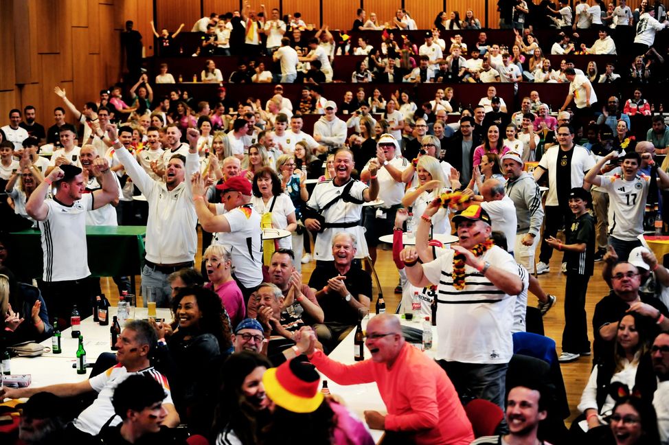 Beim Achtelfinale gegen Dänermark war die Holzgerlinger Stadthalle anderweitig belegt. Am Freitag gegen Spanien öffnen die Kicker der Sportvereinigung wieder ab 16.30 Uhr die Türen. Dann werden wieder gemeinsam die Daumen gedrückt. Bild: photostampe
