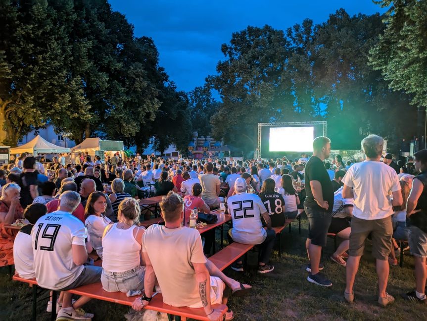 Mitfiebern unter Bäume, auf der Ehninger Festwiese werden ebenfalls die Daumen gedrückt