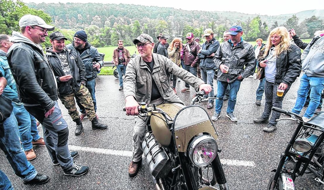 Bewundernde Blicke für „Guzzi-Alfred“ aus Schwandorf mit seiner V7.  Bild: Richter