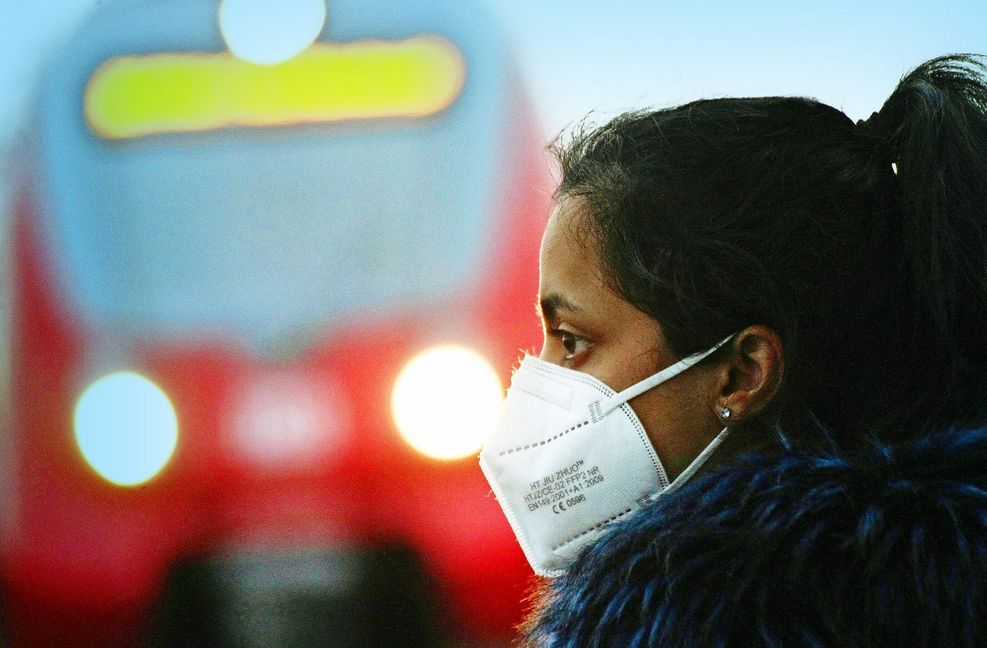 In öffentlichen Verkehrsmitteln sowie in Geschäften müssen seit einiger Zeit medizinische Masken getragen werden – etwa FFP2-Masken. Viele hinterfragen ihren Nutzen. Foto: imago/IPA Photo