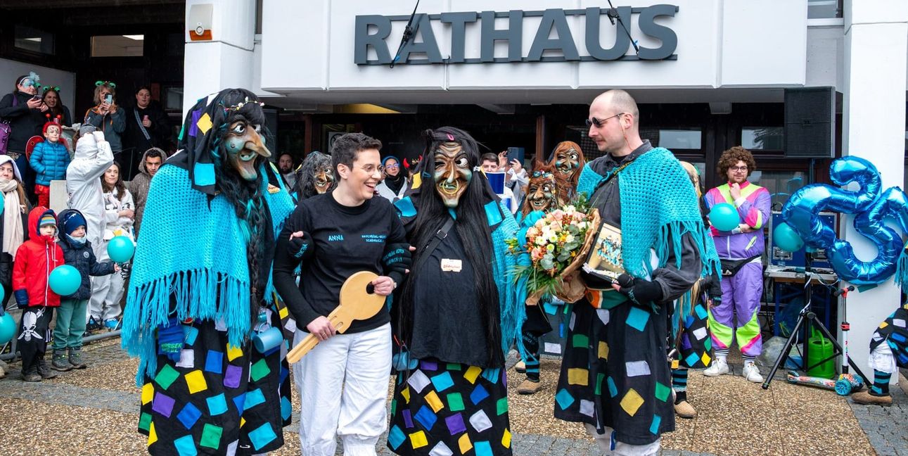 Blumenstrauß gegen Rathausschlüssel, die Hasenbühlhexen arbeiteten mit allen Tricks