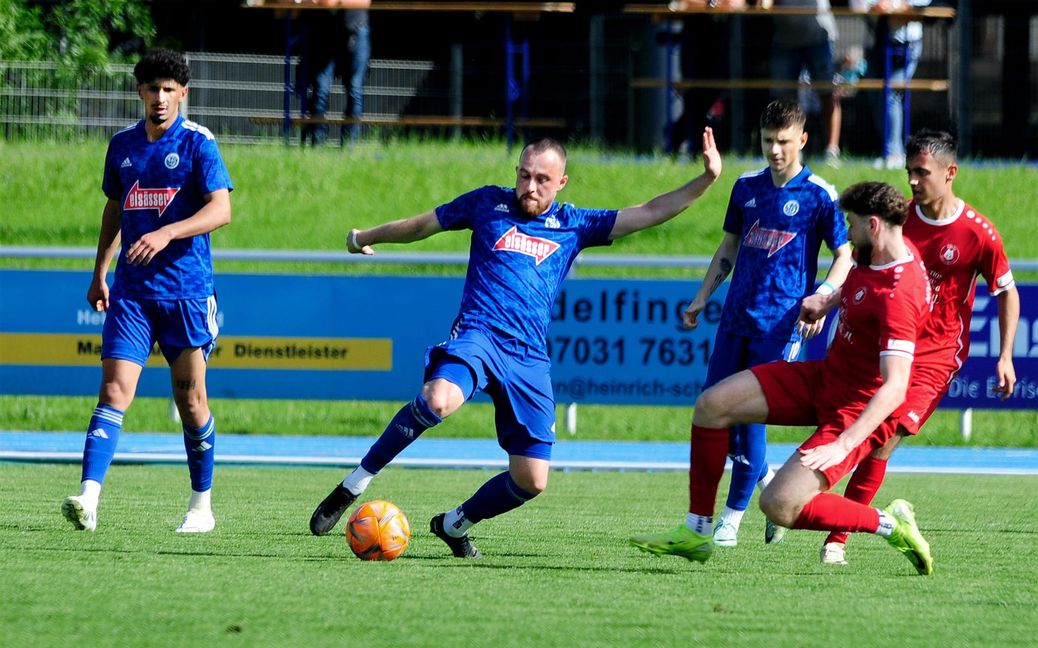 Tobias Kubitzsch (mit Ball) und der VfL Sindelfingen verloren gegen den MTV Stuttgart mit 0:2.