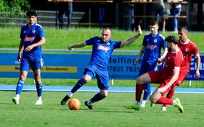 Tobias Kubitzsch (mit Ball) und der VfL Sindelfingen verloren gegen den MTV Stuttgart mit 0:2.