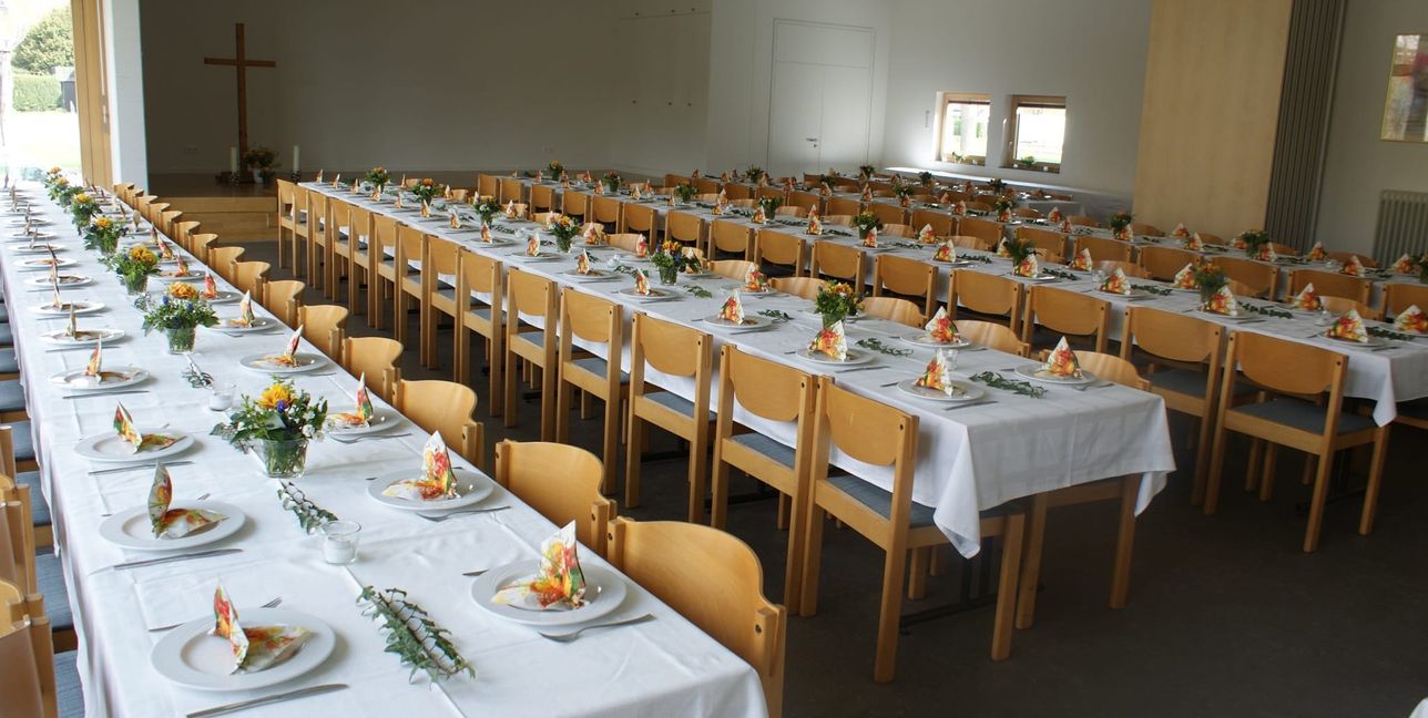 Liebevoll gedeckter Tisch lädt zum Essen und informieren ein.