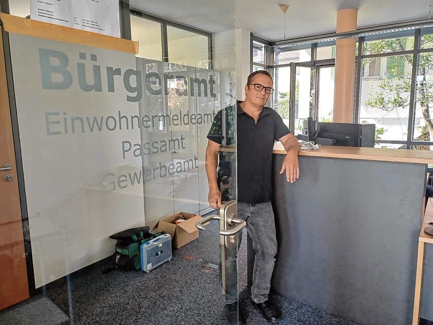 Stadtbaumeister Robert Nitsche freut sich über die Modernisierung und Vergrößerung des Bürgeramts.