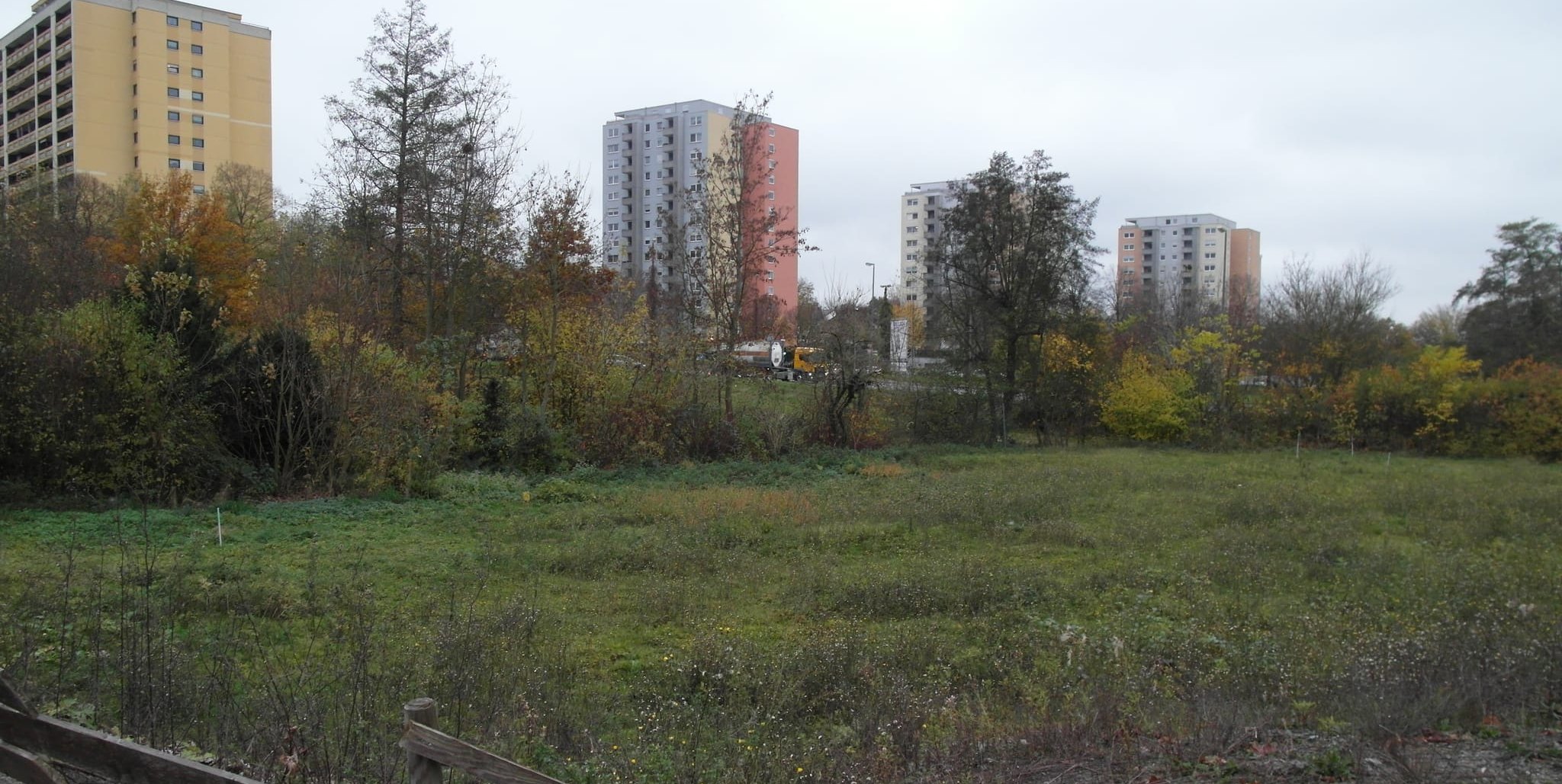 Auf der Brache am Böblinger Murkenbach an der Abzweigung in Richtung Schönaicher Straße, wo früher das evangelische Gemeindezentrum stand, soll für 12,7 Millionen Euro das „Zentrum am Murkenbach“ mit Kindergarten und Stadtteilttreff entstehen, das im Frühjahr 2027 den Betrieb aufnehmen soll.