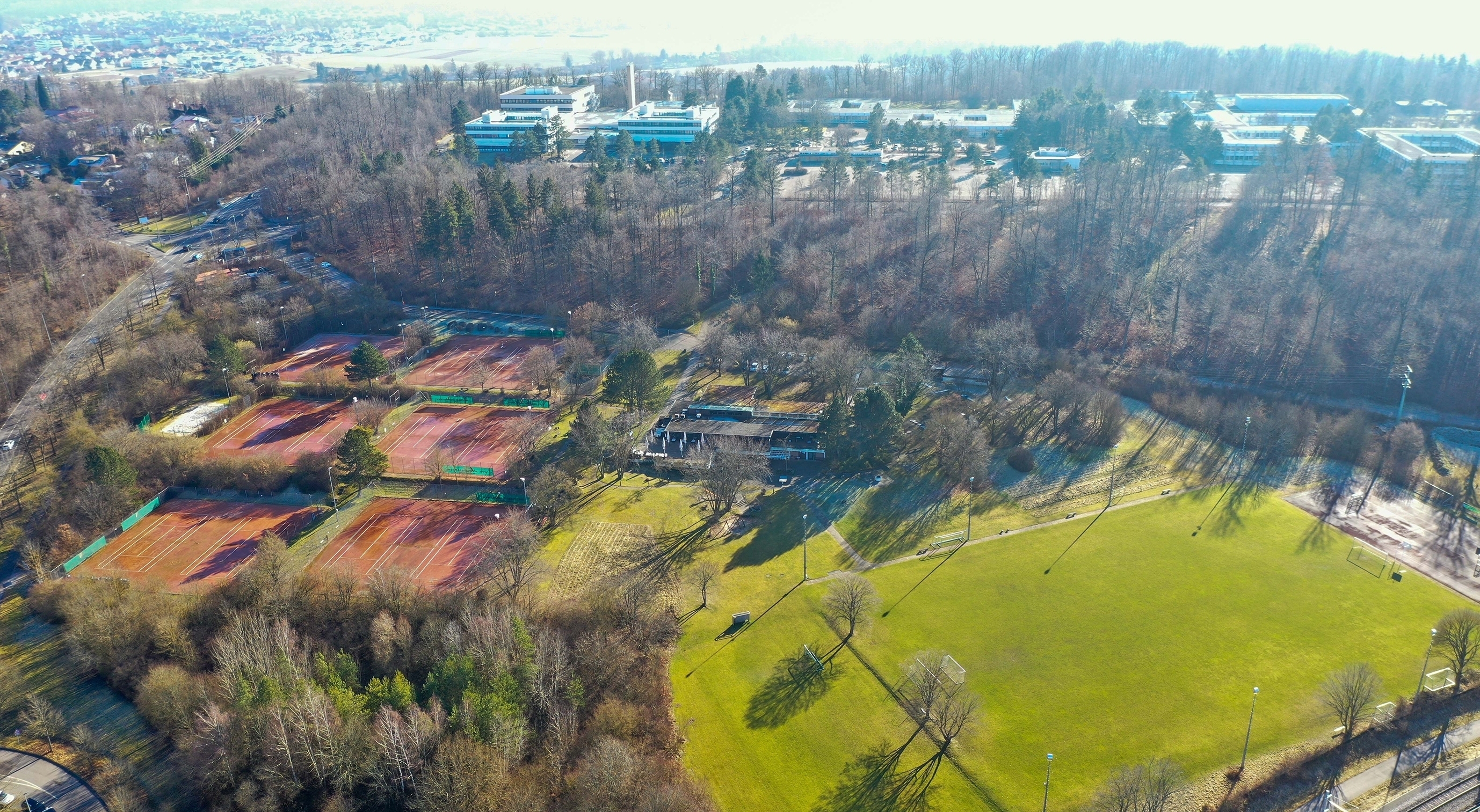 Im Hintergrund sind die IBM-Labore zu sehen, vorne liegt das Klubgelände. Bild: Dettenmeyer/A
