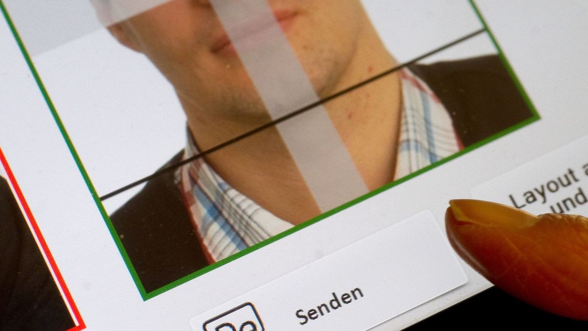 Ein digital aufgenommenes biometrisches Lichtbild wird auf einem Endgerät zur elektronisch verschlüsselten Übermittlung über eine sichere Verbindung via De-Mail angezeigt.