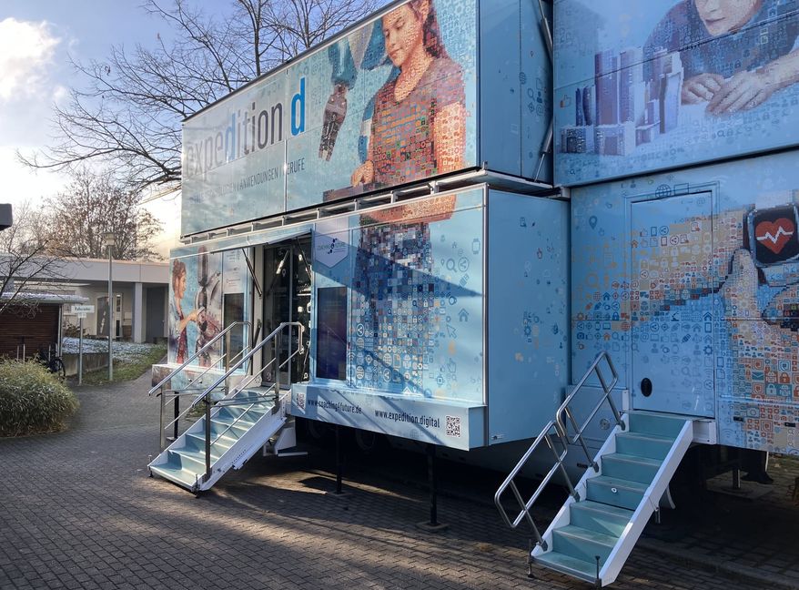 Der Erlebnis-Lern-Truck der Initiative expedition d informierte die Schülerinnen und Schüler an der Gottlieb-Daimer-Schule 2 in Sindelfingen über die Digitalisierung 
der Arbeitswelt.